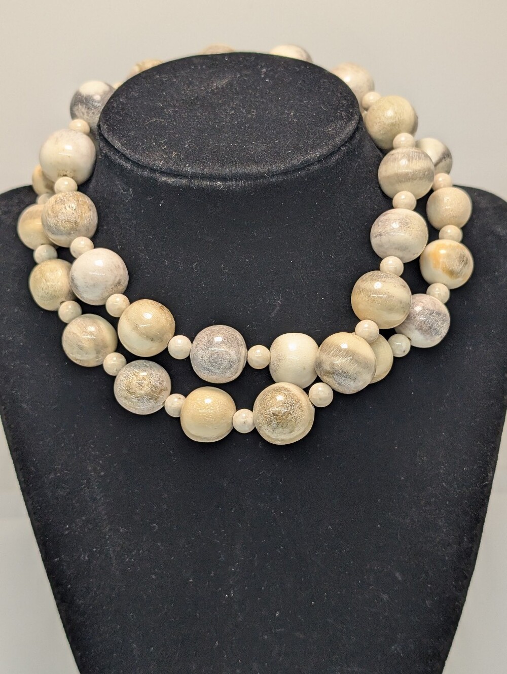 Vtg Round Marbled Stone Necklace